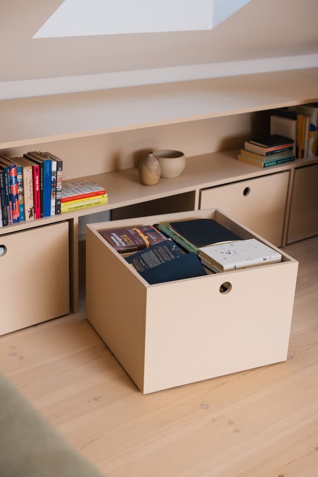 Bilde av en boks med hjul som ikke er synlige